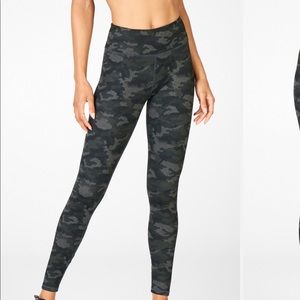 Define mid rise legging in charcoal Camo